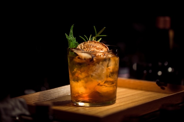 Bouteille de rhum arrangé au bois bandé et tasse de tisane