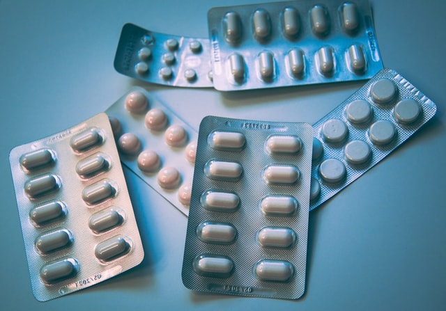Plantes et alternatives naturelles au Viagra disposées sur une table